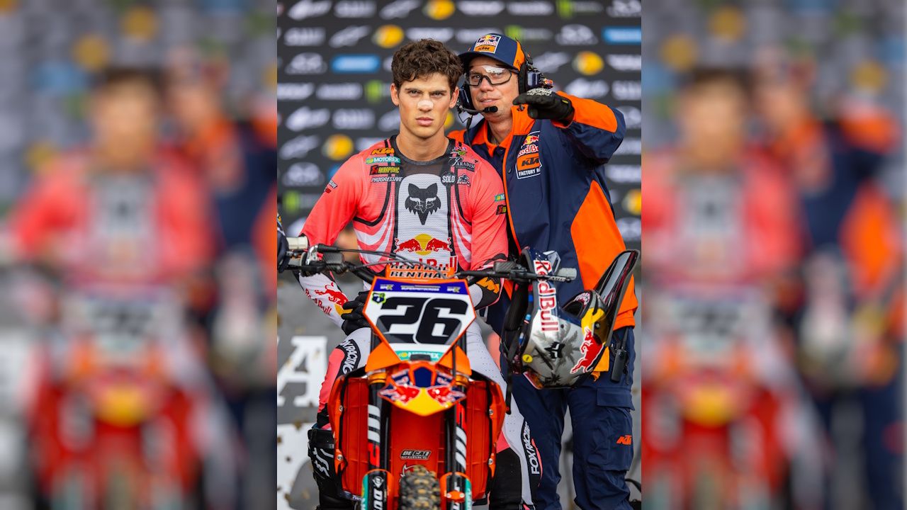 La historia de Don Rogelio y la Rectoral de Xende.Jorge Prado, con un miembro del equipo KTM, antes de la salida en Columbus.<br />�<br />
