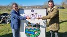 El alcalde de Sober, Luis Fernndez Guitin (izquierda) brinda con el diseador grfico Daniel Camino, autor del cartel que anunciar la Feira do Vio de Amandi de este ao