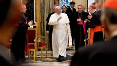El papa Francisco saluda a su llegada al tradicional encuentro en la sala Clementina para felicitar la Navidad a los miembros de la Curia romana, que gestionan el Gobierno de la Iglesia, en la Ciudad del Vaticano
