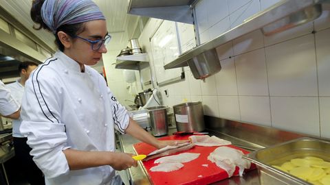 Muchos de los alumnos que llegan al CSGH no han fileteado ni desespinado nunca pescado