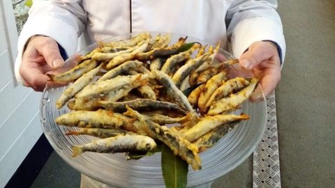 Si se le quiere dar una textura crujiente al pescado azul, mezcla harina de trigo con un poco de pan rallado o harina de maíz. Al gusto.