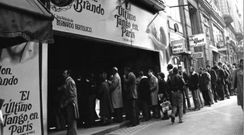 Colas enun cine madrileo, en 1977, en el primer pase de la pelcula en Espaa, cinco aos despus de que hubiese sido estrenada en otros pases