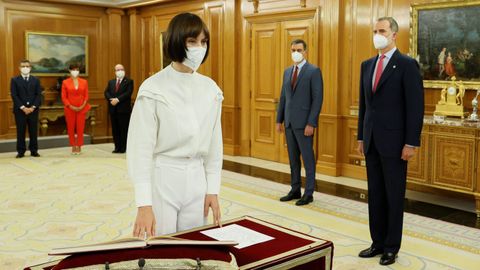 El rey Felipe VI y el presidente del Ejecutivo observan a la nueva ministra de Ciencia e innovación, Diana Morant