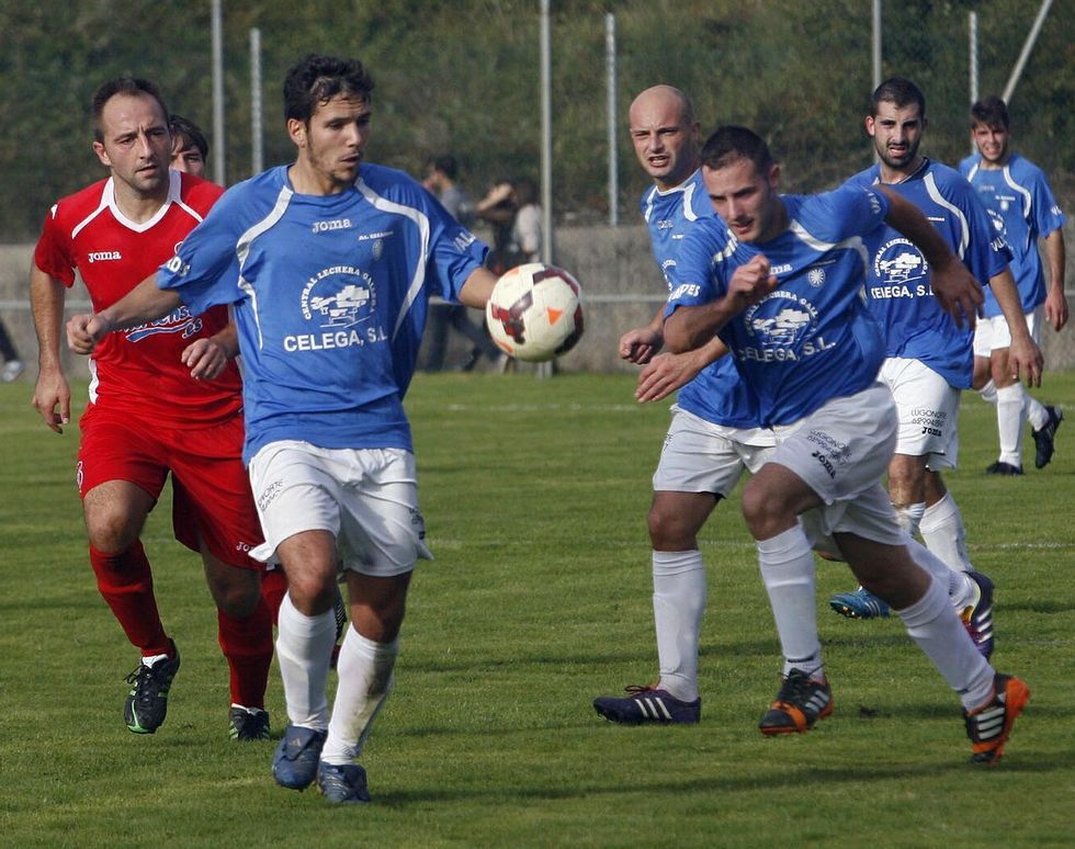 La nieve colapsa los accesos a O Cebreiro.Los futbolistas del Atl�tico Escair�n necesitan ganar para dejar la zona de peligro. 