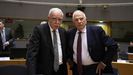 Josep Borrell (derecha), el lunes en Bruselas con el ministro de Exteriores palestino, Riyad al Maliki.