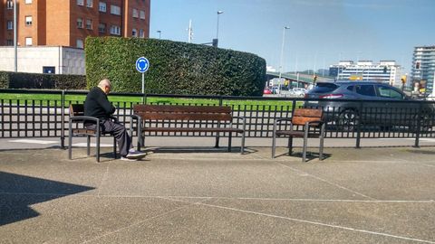 Una persona mayor dormita en un parque del centro de Gijón