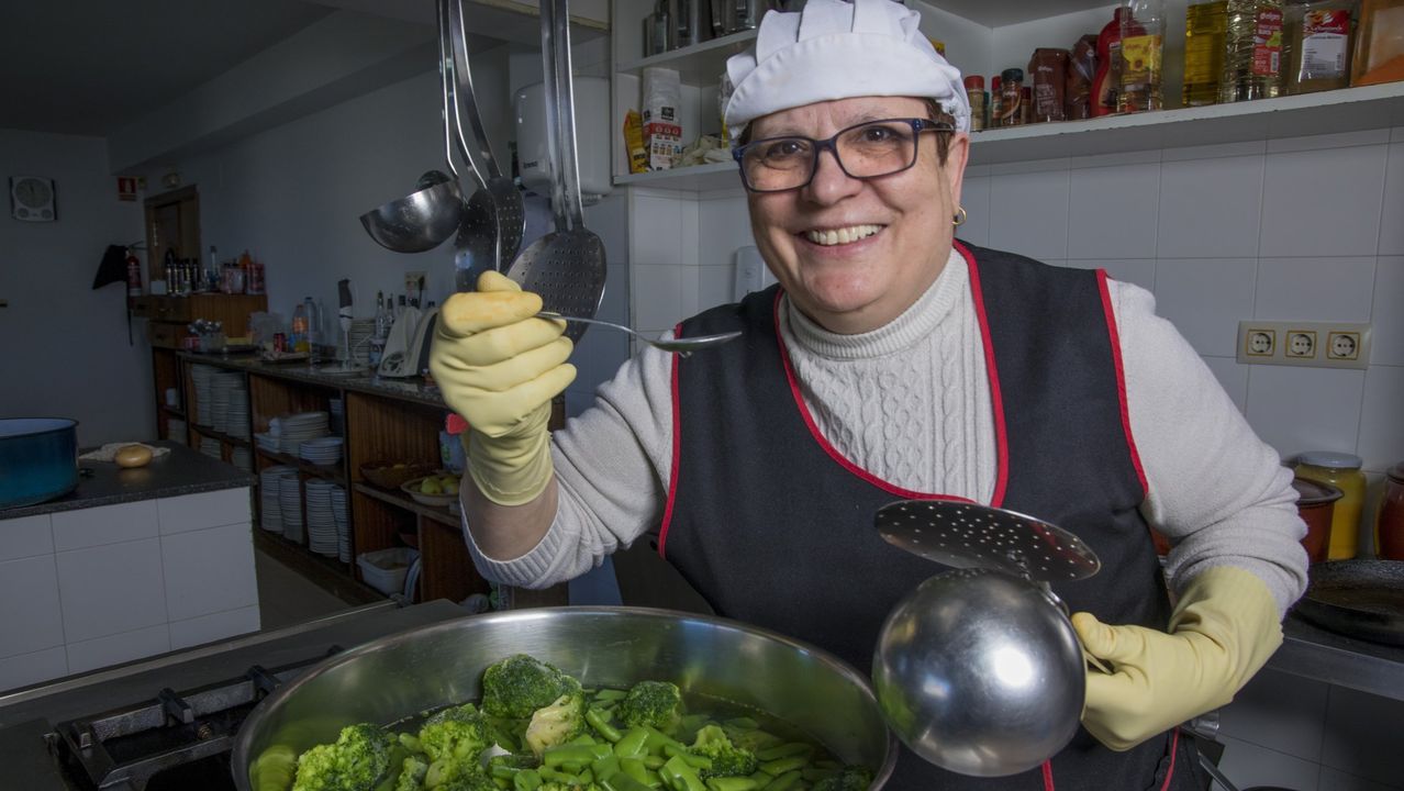 �Adios r�os, adi�s fontes� cantado e tocado ao chelo dende Basilea�por una int�rprete de Sanxenxo. A Carmen en O Esqueiro, en Malpica, el caldo y el cocido le salen de rechupete. �Secreto? Ninguno. De taberna a casa de comidas. Hacer las cosas como siempre se han hecho. Tambi�n triunfan sus caldeiradas de pescado y el bacalao, al que pone a remojo dos d�as antes. El cordero es otro de sus platos estrella, despu�s de estar una noche entera en adobo.