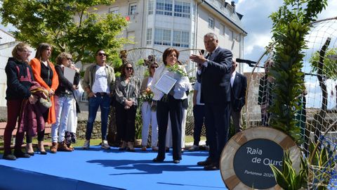 La redera Sara Bea recibi la Raia de Puro de manos del alcalde de Sanxenxo, Telmo Martn