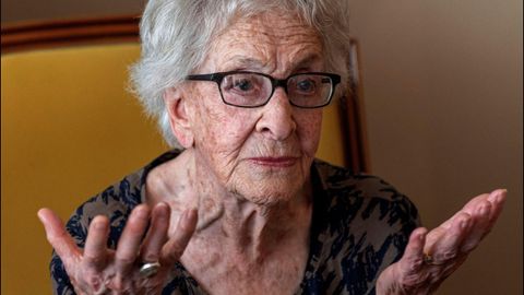 La poeta uruguaya Ida Vitale asegura, a sus 95 años, que nunca se ha planteado el tema del feminismo porque no ha sufrido discriminación en este sentido y considera que es difícil «tener una actitud agresiva frente a un problema que se ve en la distancia. Nunca lo viví». El sábado recibió un homenaje en las Conversaciones Literarias de Formentor
