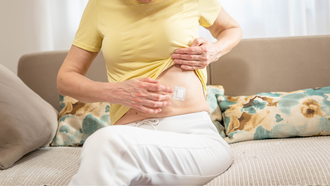 Los parches transd�rmicos son una de las v�as de administraci�n m�s habituales para la terapia hormonal.