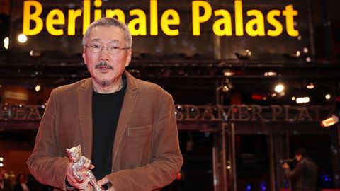 El realizador Hong Sang-soo posa con el Oso de Plata a la mejor dirección que ganó con su película «The woman who ran»