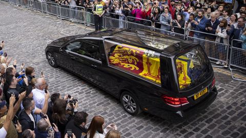 El féretro de Isabel II recorre las calles de la capital escocesa