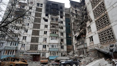 Edificio destruido por las bombas rusas en la ciudad de Maripol