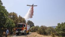Un hidroavión, en las labores de extinción del fuego, en la comarca de Monterrei. 