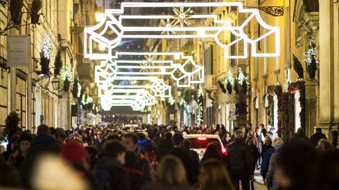 La Va Condotti de Roma, decorada con luces de navidad y plagada de gente en estas fechas