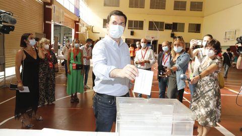 Caballero vota en el colegio de los salesianos de Vigo