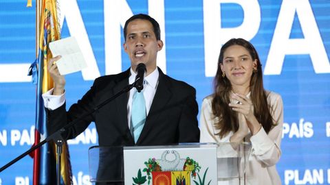 Juan Guaid, acompaado de su esposa, Fabiana Rosales, durante la presentacin este jueves de su Plan Pas