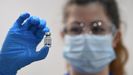 Sanitaria muestra un vial de la vacuna de Pfizer-BioNTech en el Guys Hospital de Londres