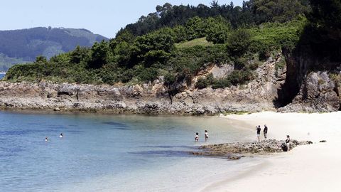 En la playa de O Vidreiro hubo varios baistos que no dudaron en darse un bao. Segn Meteogalicia, la temperatura del agua rondaba los 19 grados - 
