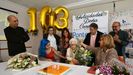 El alcalde de Pontevedra acudió a felicitar a Consuelo Olmedo por su 103 cumpleaños