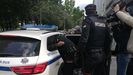 El presunto sospechoso de los asesinatos en Bilbao entra en un coche de la polica autonmica vasca