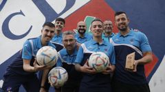 Futbolistas del Seixalbo celebran su temporada como equipo menos tarjeteado del grupo de Primera Galicia 