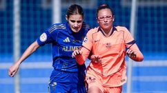 Eva Lois y Noa disputan un bal�n durante el Real Oviedo femenino-Bar�a B