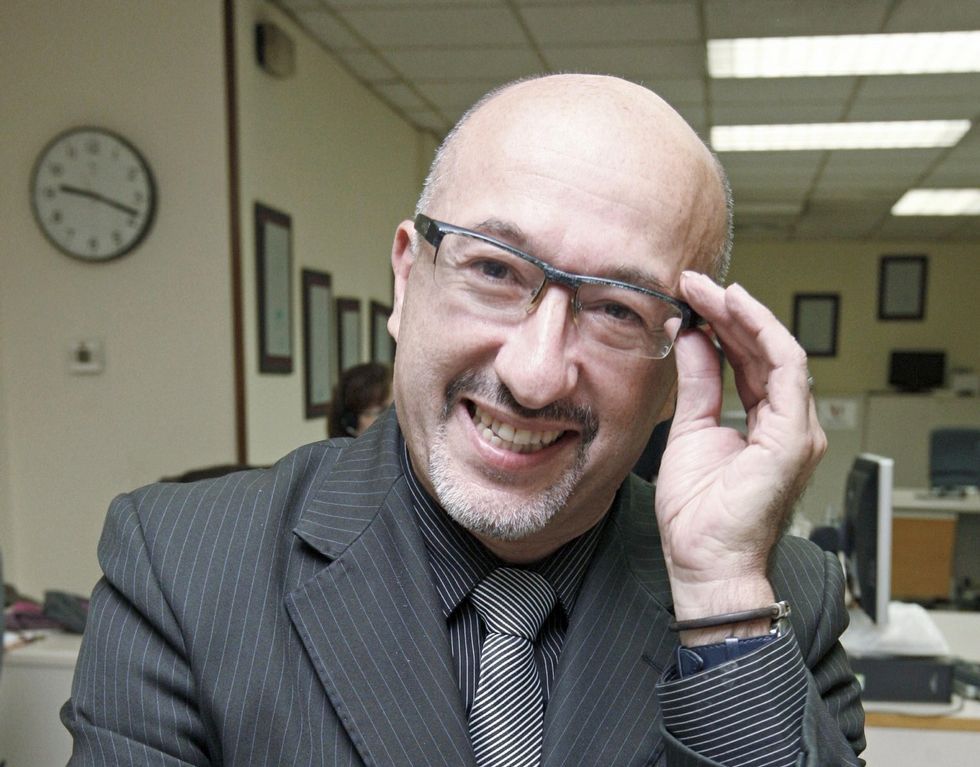 El delantero, Santi, a la izquierda, trata de conducir el bal�n en el partido del domingo. 