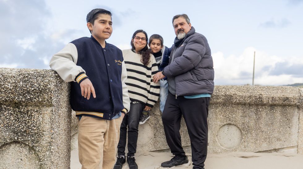 En primer plano, el joven Jerem�as, con su familia en una imagen tomada en el a�o 2025