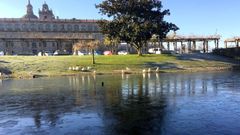La laguna del Parque dos Condes permaneca congelada en buena parte a media maana tras el intenso fro registrado durante la madrugada