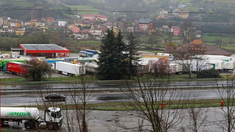 Vista del aparcamiento donde los caminones se encontraban retenidos cerca de la autopista del Huerna (AP-66), entre Asturias y Len, que ha recuperado el nivel verde de circulacin, por lo que ha sido reabierta al trfico de camiones