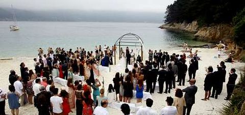 Imagen de una boda celebrada este verano en la playa de Caoln, en el concello lucense de O Vicedo.