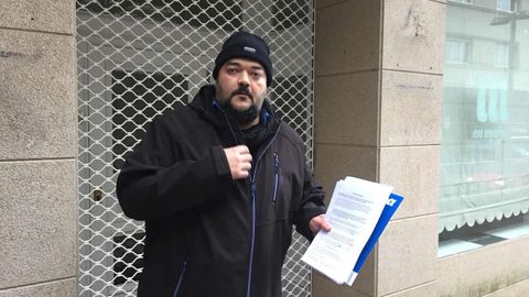 Manuel Nogueira, de la comisin de garantas, dio una rueda de prensa en la puerta de la sede de En Marea. Segn denunci, porque la coordinadora no lo autoriz a usar el local 