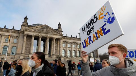 Defensores de Ucrania se manifiestan en Puerta de Brandemburgo, en Berlín, Alemania.