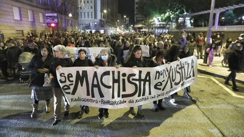 La Marcha Mundial das Mulleres celebró una concentración en Ourense, ante la estatua de la Castañeira.