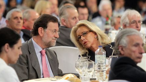 Corina Porro junto a Mariano Rajoy durante una comida mitin del ao 2011