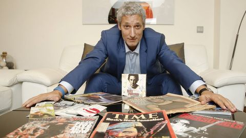 Miguel muestra parte de la coleccin de revistas, entradas y objetos relacionados con Springsteen.