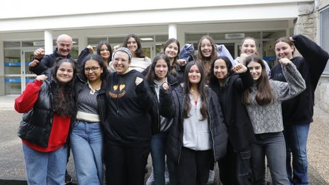 Alumnas del IES Blanco Amor, de Ourense, que colaboran como voluntarias en la carrera del San Martio, junto con su profesor, Ernesto Larrea.