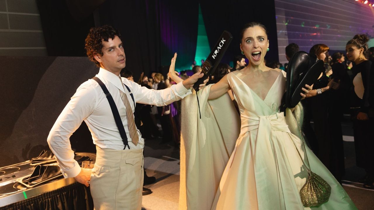 Los actores Eduardo Casanova y Leticia Dolera, en el control de acceso de Krack en la posgala de los Premios Feroz 2026