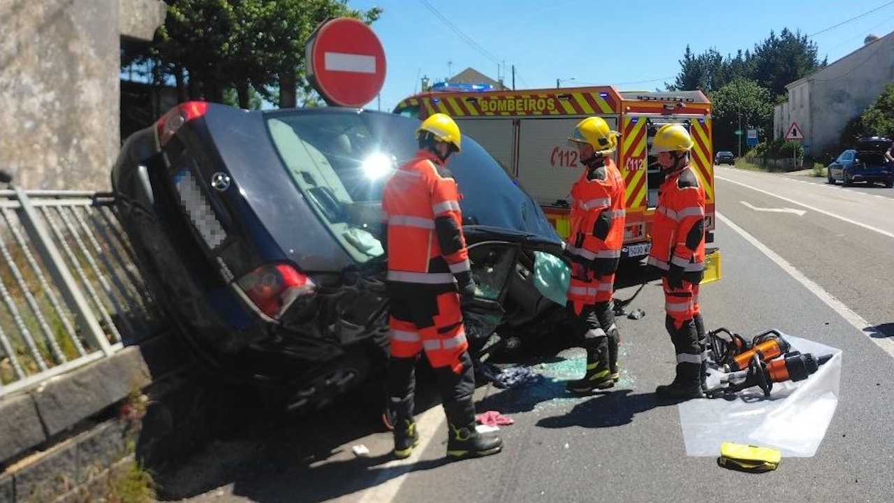 Los bomberos excarcelan al conductor de un coche que se salió de la carretera en Vilalba