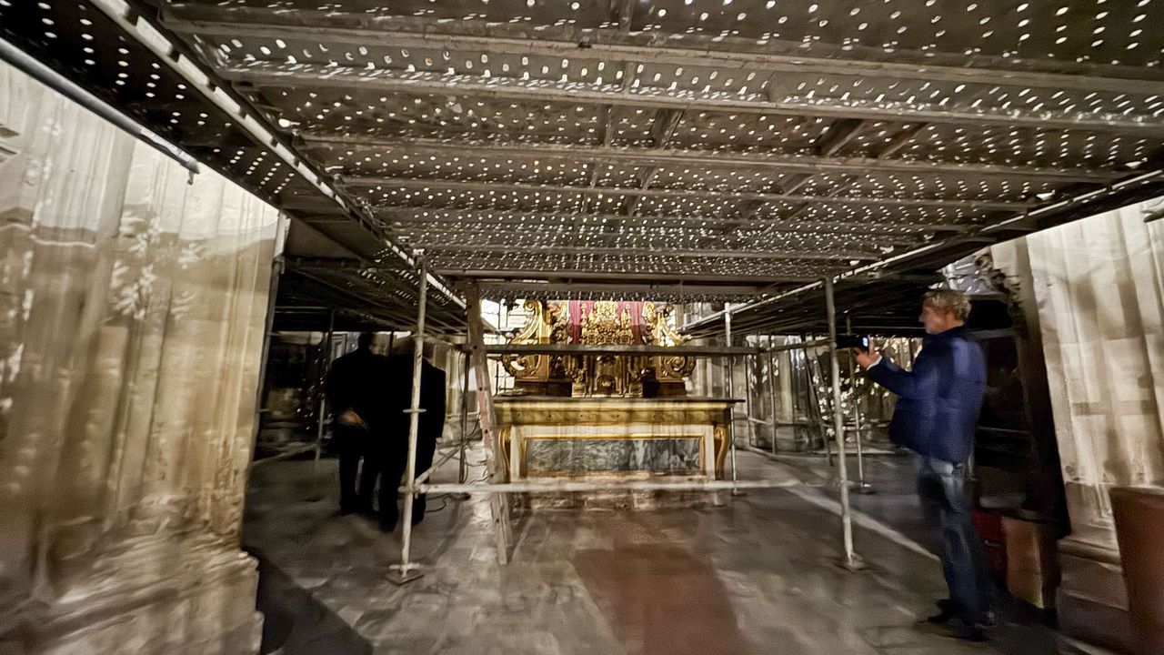 Reforma de la Capilla de la Virxe dos Ollos Grandes de la Catedral de Lugo, con el andamiaje ya colocado
