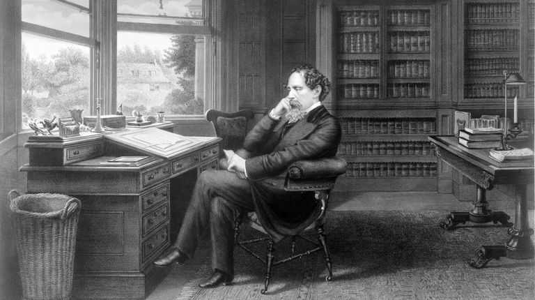Charles Dickens en su escritorio