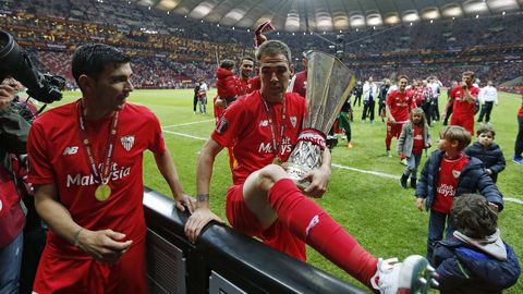 Reyes y Fernando Navarro celebrando la victoria del Sevilla en la Liga Europa del 2015