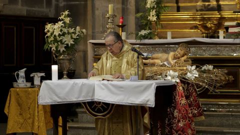 Xosé Morente, oficiando misa en galego na parroquia de San Nicolás da Coruña, nunha imaxe tomada no 2019.