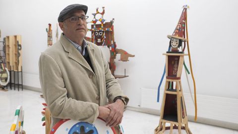 Ángel Manuel Rodríguez, conocido como Piquico, en pleno montaje de su exposición en el Marcos Valcárcel