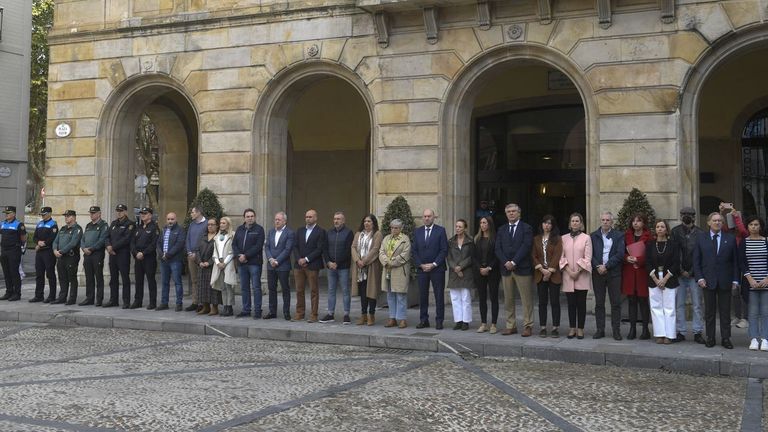La alcaldesa de Gijón, Ana González; el vicepresidente del Gobierno asturiano, Juan Cofiño, y la consejera de Servicios Sociales, Melania Álvarez, junto al resto de la corporación, guardan un minuto de silencio este miércoles ante el Ayuntamiento de Gijón por Olivia, la niña de seis años cuya madre permanece detenida como presunta responsable de su muerte