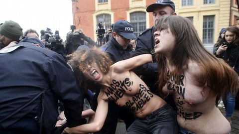 Activistas de Femen ante el coche de Strauss-Khan