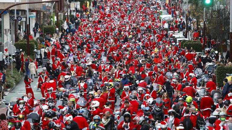 La papanoelada motera de Vigo espera reunir a miles de participantes a los que urge a donar alimentos