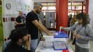 Jornada de votaciones en una mesa electoral de la ciudad de Ourense