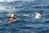 Labores de rescate de la lancha hundida este martes en la costa de Seixo Branco, en Oleiros